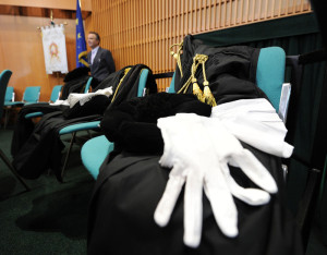 Avvocati lasciano l'aula Magna lasciando le Toghe sulle sedie durante l'apertura dell'Anno Giudiziario 2012 in Tribunale, Torino, 28 gennaio 2012. ANSA/ ALESSANDRO DI MARCO