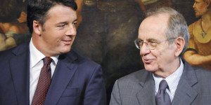 31/07/2014 Roma, palazzo Chigi firma di un accordo tra Cassa depositi e prestiti s.p.a. e China State Grid.Nella foto il presidente del Consiglio Matteo Renzi e il ministro dell' economia Pier Carlo Padoan