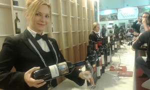 Una sommelier allo Stand della Camera di Commercio di Salerno